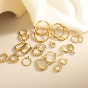 Set di orecchini a cerchio in acciaio inossidabile dorato con texture e zirconi vari