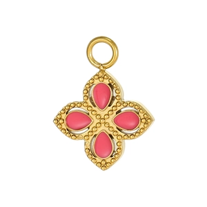 Dettaglio del ciondolo a quadrifoglio con smalto rosa e bordi dorati lavorati