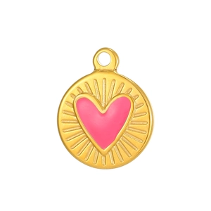 Dettaglio macro del ciondolo tondo placcato oro con cuore in smalto rosa e motivo a raggi