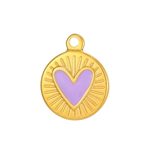 Dettaglio macro di un ciondolo rotondo dorato con cuore viola e incisione radiale