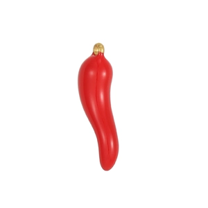 Dettaglio macro di un ciondolo peperoncino rosso lucido con anello in metallo dorato DIY
