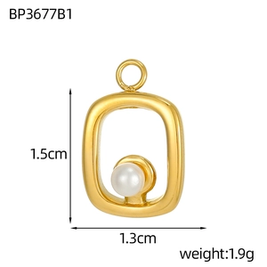 Pendente a cuore in acciaio inossidabile dorato con perla bianca e misura 1,5cm