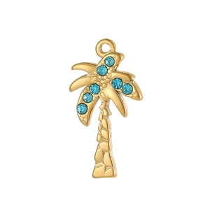 Macro-opname van vergulde palmboom hanger met blauwe kristallen op een witte basis
