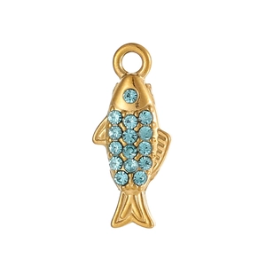 Detail van vergulde vis hanger bezet met lichtblauwe strass steentjes en een ophangoog