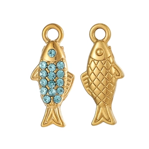 Macro-opname van vis-bedels met blauwe strass-steentjes en gouden schubbenstructuur