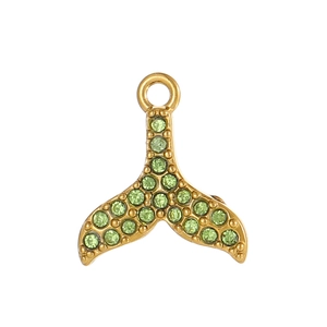 Detailopname van gouden walvisstaart hanger met ingelegde groene zirkonia steentjes