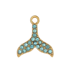 Detailopname van een gouden vissenstaart hanger met fonkelende lichtblauwe strassteentjes