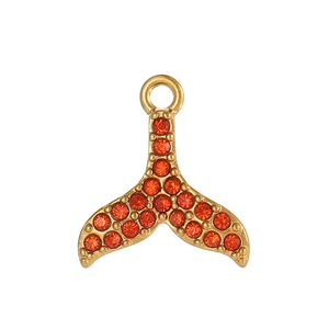 Detail van gouden walvisstaart hanger met oranje zirkoon en een ronde metalen haak