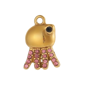 Gedetailleerde macro-opname van vergulde octopus hanger met roze zirkonia gezette tentakels