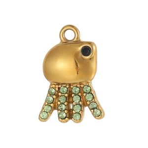 Detail van een gouden octopus hanger met groene zirkonia en een zwart stenen oog