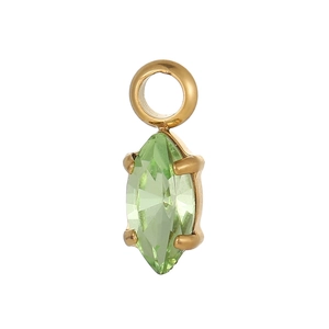 Dettaglio macro del ciondolo in zircone verde taglio marquise con montatura dorata