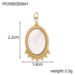 Dettaglio pendente ovale in acciaio inossidabile con conchiglia bianca e misure 2,2x1,4cm