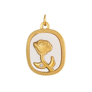 Dettaglio di pendente ovale in oro vintage con rosa a rilievo su madreperla e cristallo