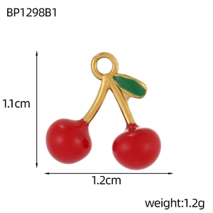 Dettaglio ciondolo ciliegia rossa con foglia d'oro, altezza 1,1 cm e peso 1,2 g