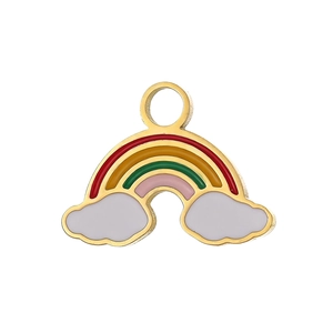 Dettaglio del ciondolo arcobaleno con nuvole bianche e finitura dorata per gioielli DIY