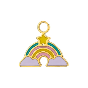 Dettaglio di un ciondolo a stella arcobaleno e nuvola con smalto e placcatura oro