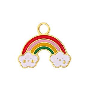 Vista dettagliata del ciondolo arcobaleno e nuvola colorata con placcatura in oro per gioielli