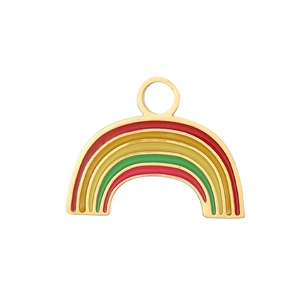 Dettaglio del ciondolo arcobaleno con placcatura in oro e smalto a quattro colori