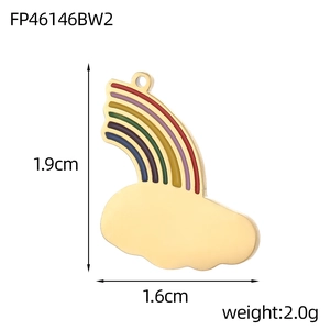 Dettaglio ciondolo nuvola arcobaleno in acciaio dorato con altezza 1,9cm e larghezza 1,6cm
