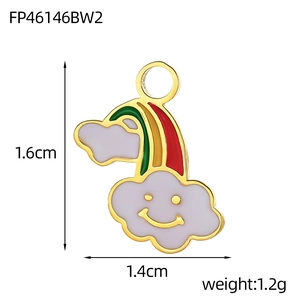 Ciondolo nuvola arcobaleno con smiley, dimensioni 1.6cm di altezza e 1.4cm di larghezza