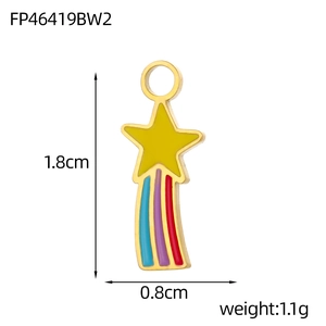 Vista dettagliata del ciondolo stella arcobaleno con dimensioni 1,8cm altezza e 0,8cm larghezza