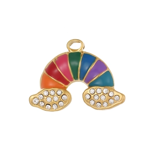 Dettaglio pendente arcobaleno con smalto colorato e nuvole di strass su base oro