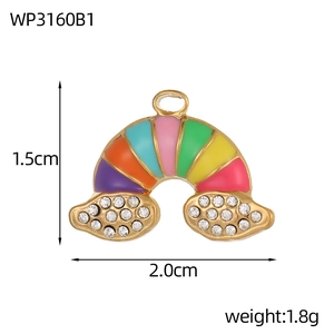 Ciondolo arcobaleno con smalto colorato e nuvole di cristallo, misure 1,5cm x 2,0cm
