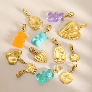 Colgantes DIY de acero dorado con ositos de resina de colores y dijes de corazón