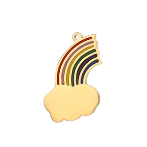 Dettaglio di un ciondolo a nuvola arcobaleno colorato con smalto e placcatura in oro