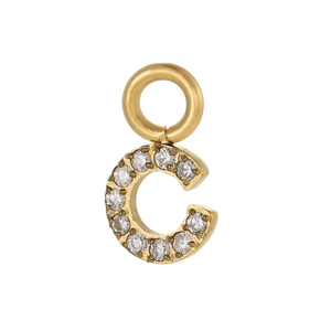 Détail du pendentif lettre C doré avec zircons brillants et anneau de soudure poli