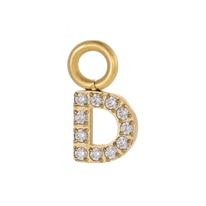 Détail macro du pendentif lettre D dorée avec sertissage pavé de zircones sur fond blanc