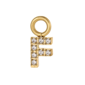 Vue détaillée d'un pendentif lettre F plaqué or orné de pierres de zircone cubique blanches