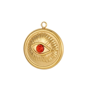 Detalle de un colgante de ojo turco chapado en oro con textura de rayos y cristal rojo