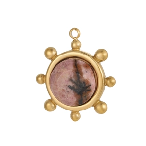 Dettaglio del ciondolo bohémien dorato con pietra naturale rosa e accenti di perline