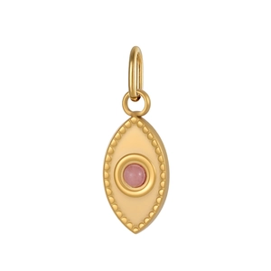 Dettaglio di un ciondolo dorato a forma di occhio con pietra rosa e bordo con microsfere