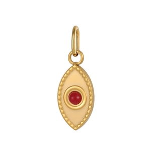 Dettaglio di un ciondolo a forma di occhio dorato con agata rossa e bordi decorati a grana
