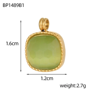 Dettaglio macro del ciondolo dorato da 1,6cm con pietra naturale sfaccettata verde chiaro