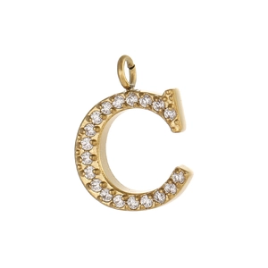 Vue détaillée du pendentif lettre C plaqué or serti de pierres de zircone étincelantes