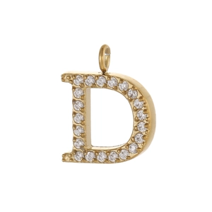Détail macro d'un pendentif lettre D dorée avec sertissage de zircons brillants
