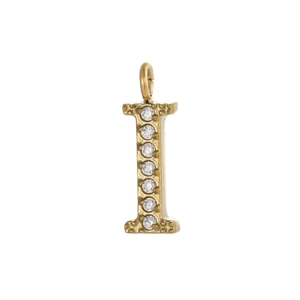 Vue détaillée du pendentif lettre I doré orné de sept pierres de zircone cubique