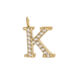 Détail du pendentif lettre K dorée avec zircons incrustés et bordure en métal ciselé