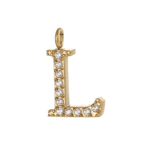Détail du pendentif lettre L dorée serti de zircons avec une finition polie
