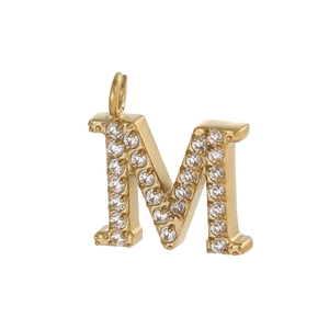 Détail du pendentif lettre M doré serti de zircones pour création de bijoux