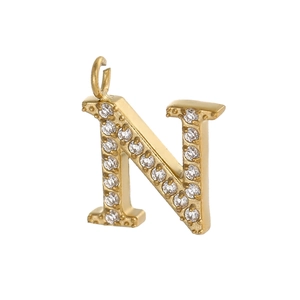 Détail du pendentif lettre N plaqué or serti de seize petits oxydes de zirconium blancs