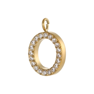 Détail du pendentif lettre O doré avec zircons blancs et anneau de saut en métal