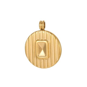 Detailaufnahme von rundem Edelstahl-Anhänger in Gold mit geometrischem Sternrelief
