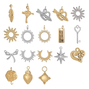 Sortiment aus Gold- und Silber-Edelstahlanhängern mit Herz-, Kreuz- und Sonnenmotiven