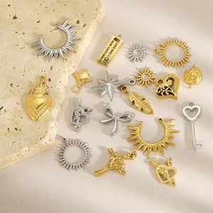 Gold- und silberne Edelstahl-Anhänger mit Sonnen-, Herz- und Kreuz-Geometrie-Mustern