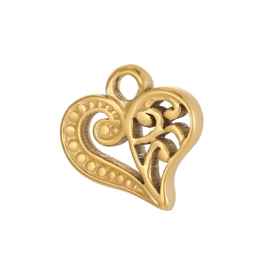 Detaillierte Ansicht des herzförmigen Hohl-Anhängers mit filigranen Vintage-Gravuren in Gold
