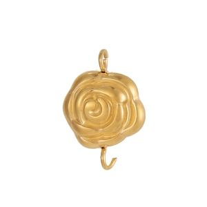 Detail eines goldenen Rosen-Schmuckverschlusses mit matter Textur und Haken